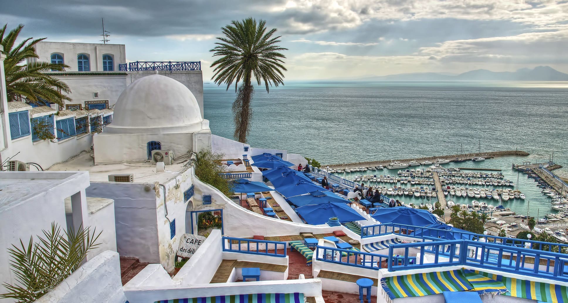 Vista del pueblo azul de Sidi Bou Said Túnez desde lo alto