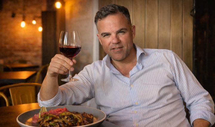 Vino en España: David brindando con una copa de vino tinto