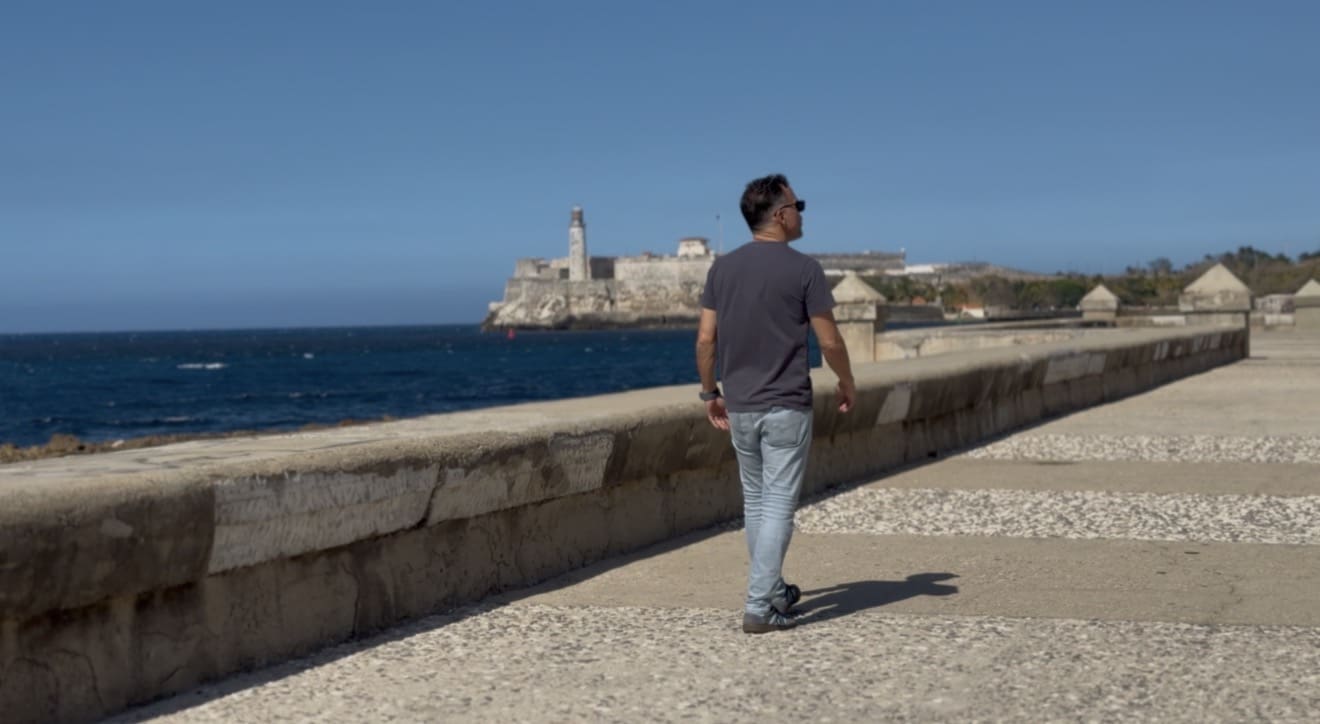 David caminando por el Malecón de La Habana junto al mar